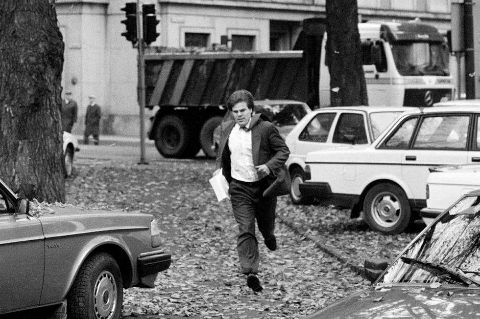Aksjemegler Kristian Lundgaard i Bergen Bank stormer inn på Oslo Børs med lommen full av salgsmeldinger tirsdag den 20 oktober 1987. Foto: Per Ståle Bugjerde