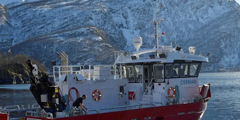 BØTELAGT: Cermaq har fått overtredelsesgebyr for manglende fartssertifikater på sine arbeidsbåter i Finnmark. (NB! Båten på bildet er brukt som illustrasjon og ikke en av disse).