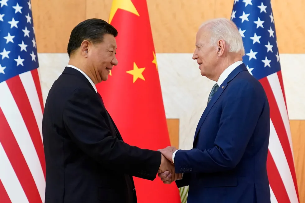 Kina og USA er de to landene i verden med de største subsidiene av fossil energi. President Xi Jinping og president Joe Biden hilser på hverandre under et G20-møte i Indonesia i november 2022.