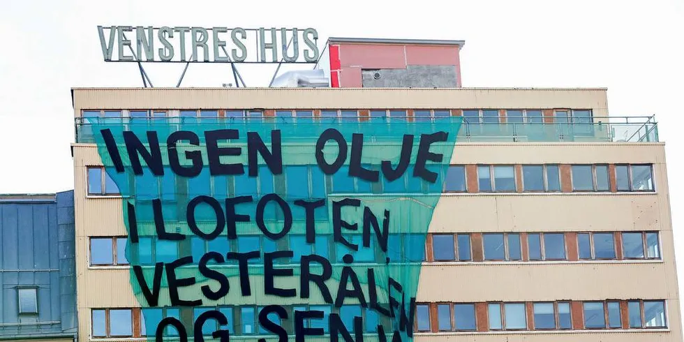 Utenfor landsmøtesalen til Arbeiderpartiet i 2017 hadde Natur og Ungdom satt opp plakat for vern av Lofoten, Vesterålen og Senja. Foto: Pedersen, Terje