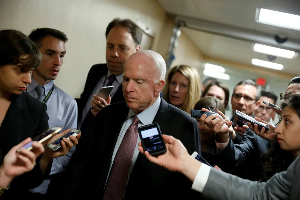 Senator John McCain snakker med pressen tidligere denne uken. Foto: AARON P. BERNSTEIN / REUTERS / NTB Scanpix