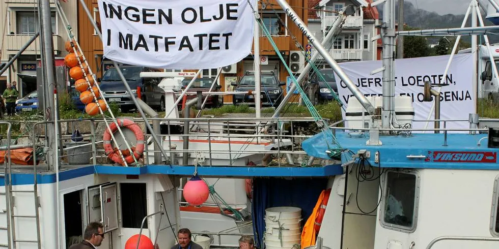 OM BORD: Laukvik-fisker Leif Karlsen har også tidligere markert seg med synspunkter mot oljeutbygging utenfor hjemmekysten. Her sitter han om bord til høyre sammen med de lokale fiskerprofilene Per Roger Vikten (t.v.) og Holger Pedersen på havna i Henningsvær.Foto: Tone A. Karlsen