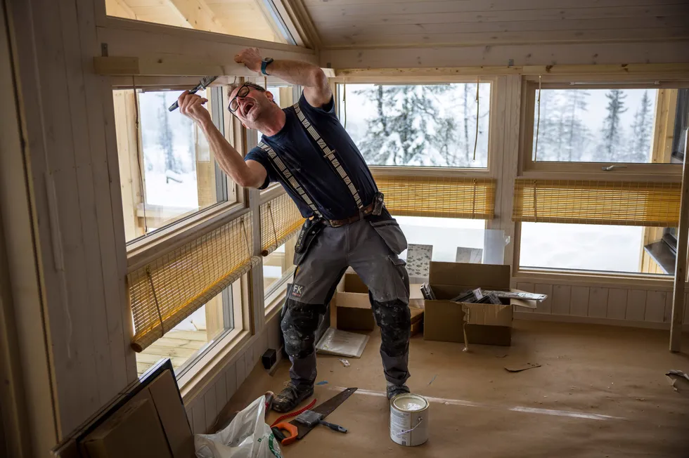 Ove Brenden jobber på en Hedda-hytte på 140 kvadrat som snart er ferdig på Hedalsfjellet. Sjefen for Hedda Hytter spår at det i år blir enda dyrere å bygge ny hytte som følge av et stramt arbeidsmarked.
