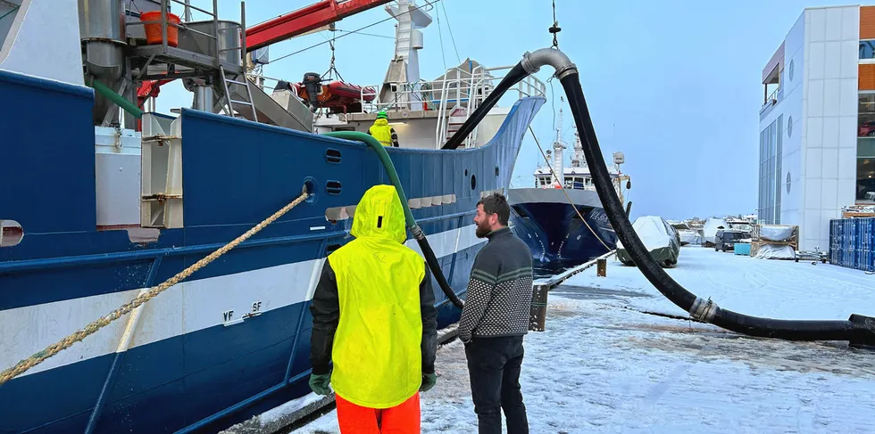 «Piraja» var aller først på lodda i fjor. I år står de som nr. 138 på trekningslista, så det skal holde hardt om båten fra Flekkerøy får fiske lodde også denne sesongen. På bildet ser du mannskap fra «Piraja» og båten «Sille Marie» til kai ved Pelagia Tromsø.
