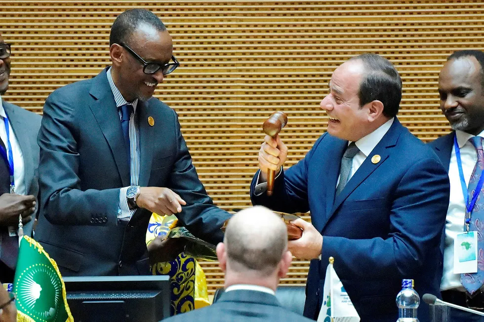 Egypt og president Abdel Fattah al-Sisi tok i helgen over lederskapet i Den afrikanske union etter Rwandas president Paul Kagame (til venstre). Én av Sisis utfordringer blir å forene medlemslandene om den nye frihandelsavtalen.