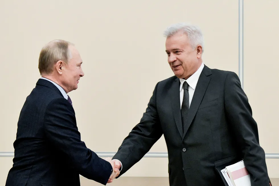 Har Lukoil fått flere titall millioner kroner i leterefusjon etter at selskapet ble erklært som uønsket på norsk sokkel? Her er Lukoil-sjef og storeier Vagit Alekperov (til høyre) sammen med Russlands president Vladimir Putin i januar 2020.