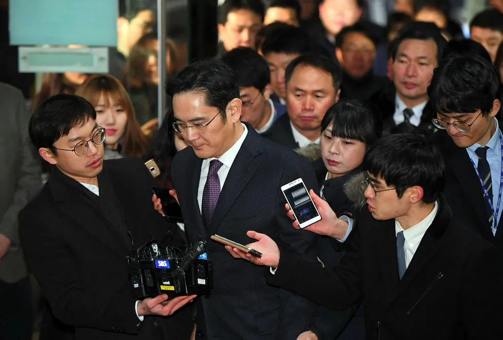 Samsungs toppsjef Lee Jae-Yong nektet å gi kommentarer da han ankom til et dommeravhør på onsdag morgen. Foto: Jung Yeoin-Je/AFP/NTB Scanpix