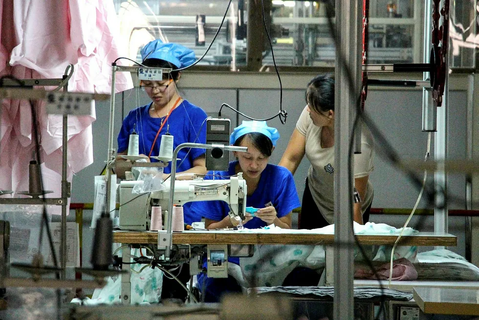 To aktivitetsrapporter fra Kina for august måned spriker. Den offisielle PMI-rapporten, hvor storselskaper inngår, viser en nedgang. Det er en svak aktivitetsvekst hos små- og mellomstore selskaper. Her fra en tekstilfabrikk i Shandong-provinsen.