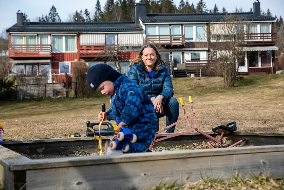 Nanna Sand, her med sønnen Mikkel utenfor huset deres, er skuffet over DNB som ikke setter ned renten raskere.