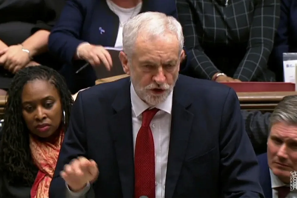 Labour-leder Jeremy Corbin fremmet mistillitsforslag mot statsminister Theresa May.
