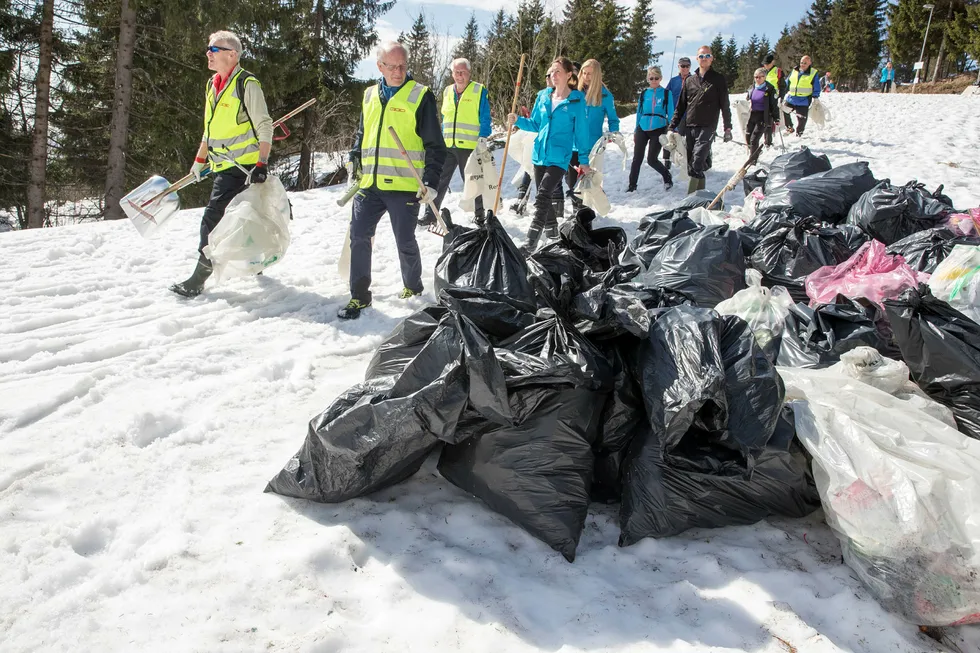 Muligheter for videreutvikling og kompetanseutvikling er også viktig i ledelsen av frivillige. Her rydder frivillige etter vinterens forsøpling.