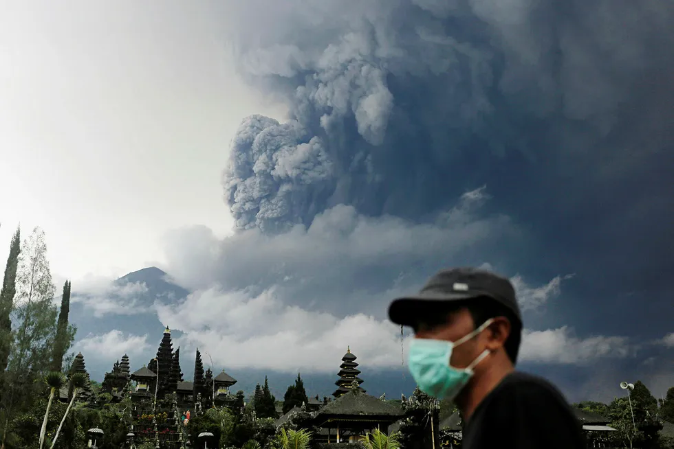 Flere fly er innstilt etter at vulkanen Agung på Bali fortsatte å spy ut aske i helgen. Her sett fra Basakih tempelet. Foto: Johannes P. Christo/Reuters/NTB Scanpix