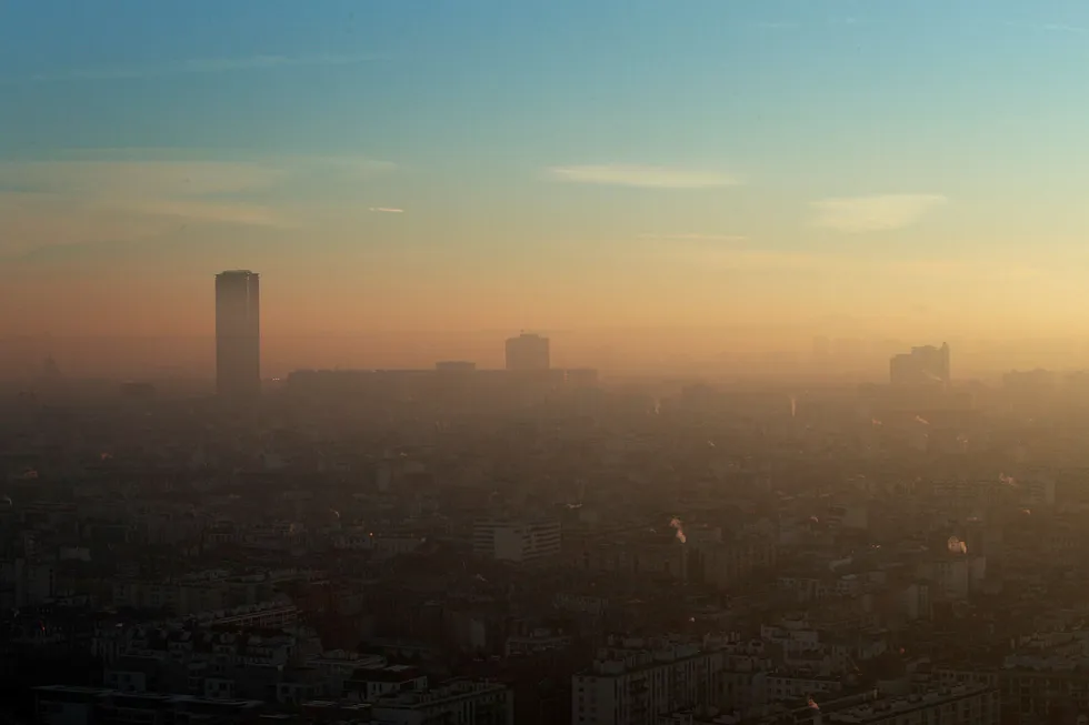Montparnasse-tårnet er dekket av smog i Paris, der myndighetene har iverksatt tiltak for å halvere utslippene fra personbiler. Foto: Christophe Ena