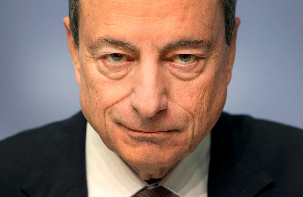 Sentralbanksjef Mario Draghi skrur opp vekstprognosene. Foto: DANIEL ROLAND