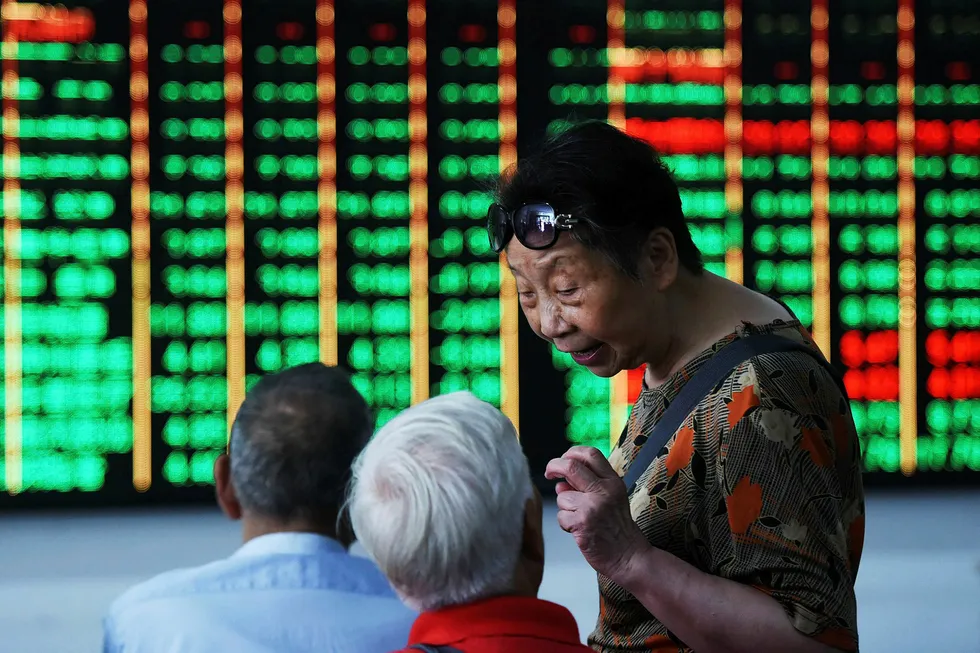 Investorer frykter at opptrappingen i handelskonflikten mellom USA og Kina vil få svært alvorlige konsekvenser for den globale handelen. Aksjekursene stupte over hele Asia på tirsdag – mest ved Shenzhen-børsen i Kina. Foto: AFP/NTB Scanpix