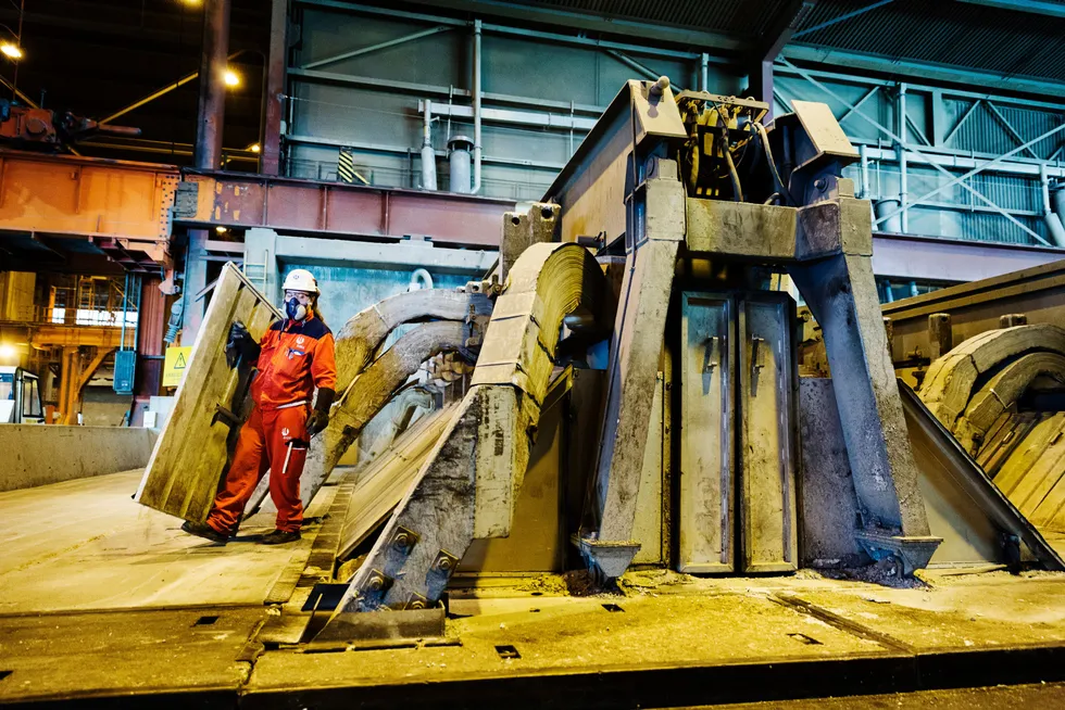 Industriaktiviteten falt brått i september 2023. Siden har den forsøkt å hente seg inn. I desember kunne norsk industri på ny vise til økende aktivitet. Her fra Hydros anlegg for produksjon av aluminium på Karmøy.