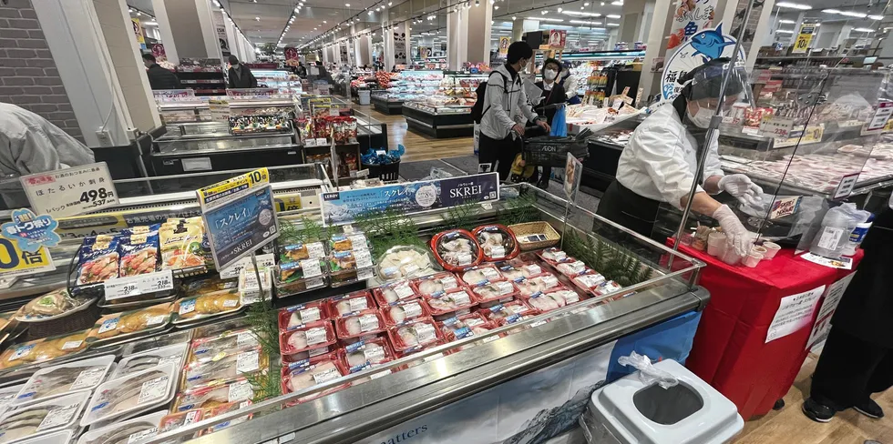Vi registrerer allerede en endring i hva og hvordan folk handler, og stadig flere føler en betydelig større bekymring for sin økonomiske fremtid, skriver Sjømatrådet. Bildet viser norsk sjømat i japansk supermarked.