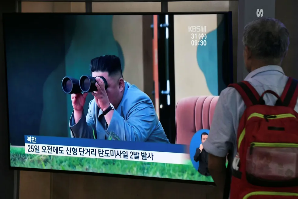 Nye oppskytinger fra Nord-Korea. En tv-skjerm viser leder Kim Jong Un som følger med på en oppskyting.