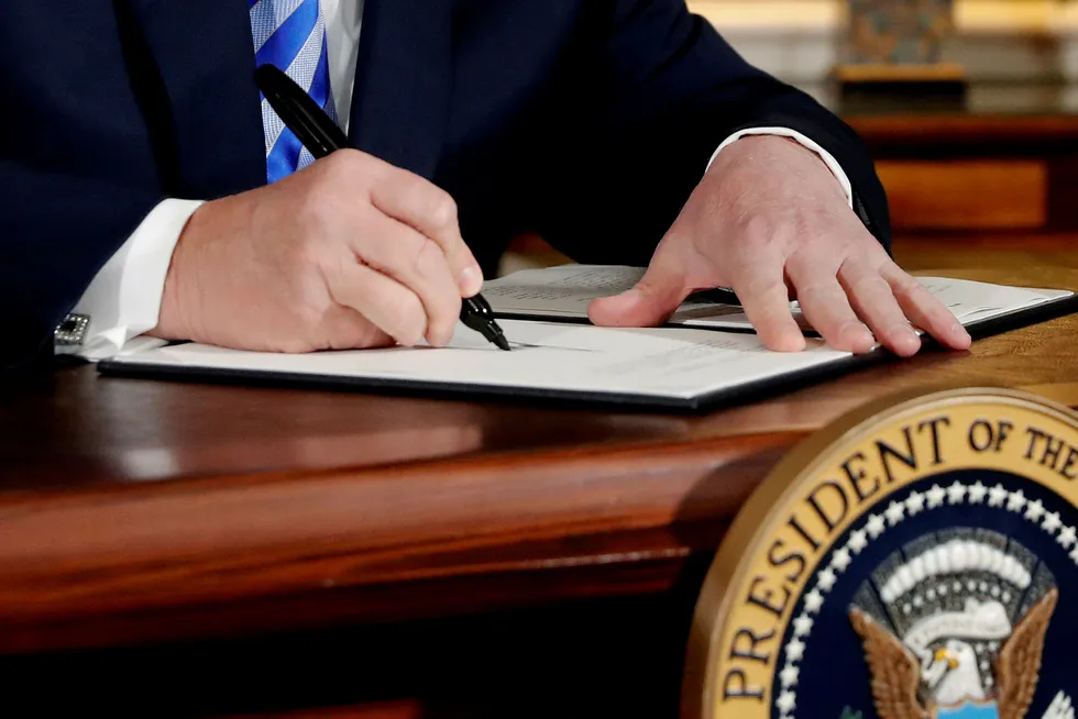 President Donald Trump, som nå har bestemt at USA skal ut av atomavtalen kaller den «verdens dårligste avtale». Tidligere denne måneden signerte Trump en proklamasjon som erklærer at han har til hensikt å trekke seg fra Irans kjernekonvensjon. Foto: Jonathan Ernst/Reuters/NTB Scanpix