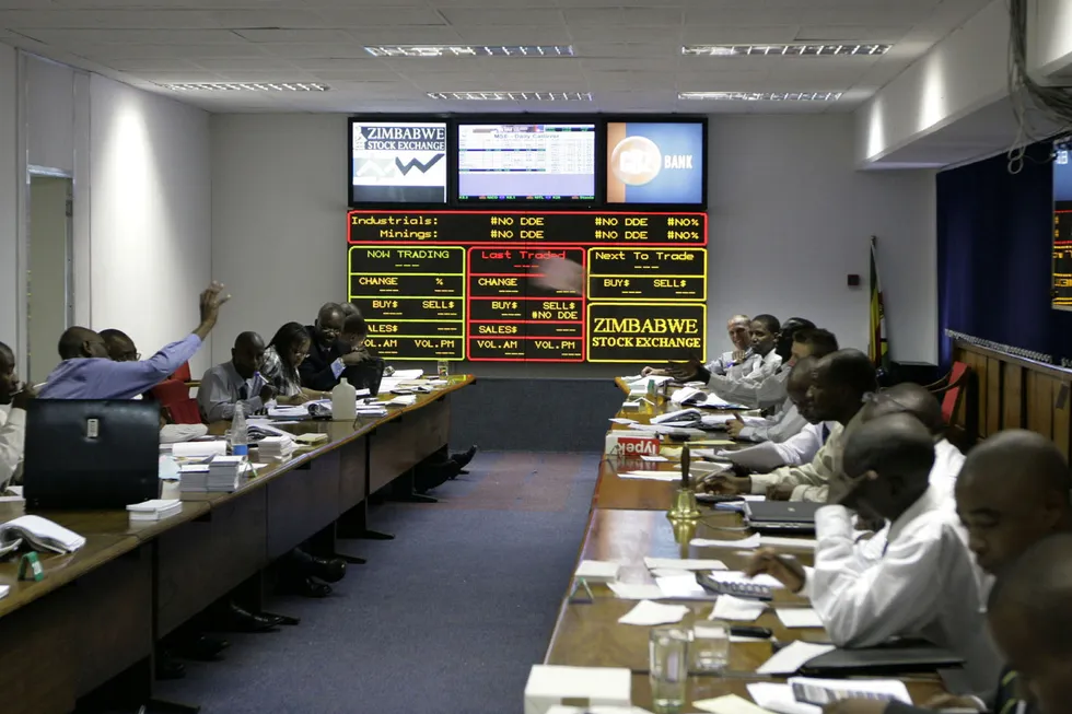 Arkivbilde fra en aprildag på børsen i Harare i 2008.