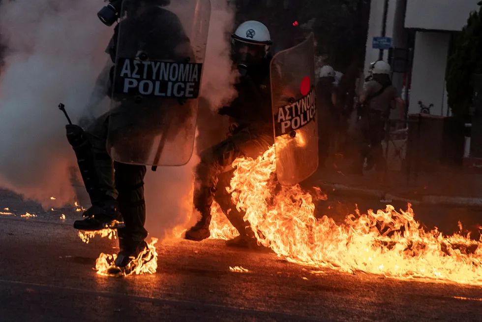 Opprørspoliti måtte prøve å komme seg unna brannbomber i Aten