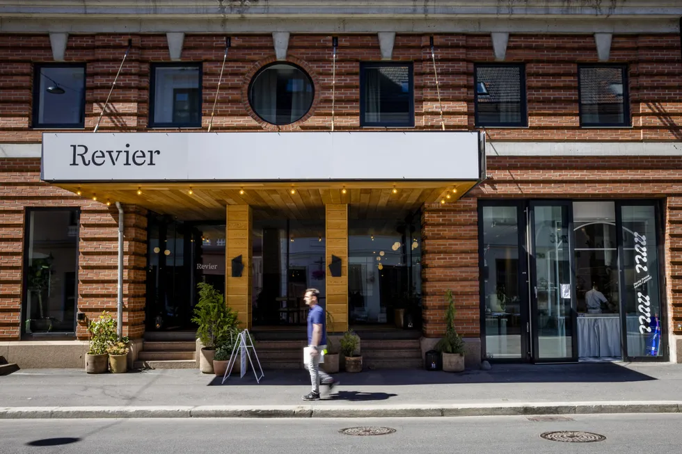 Flott Gjort har drevet serveringsstedene i nyåpnede Hotell Revier, under Revier as. Det inkluderer pastarestauranten Null Null.