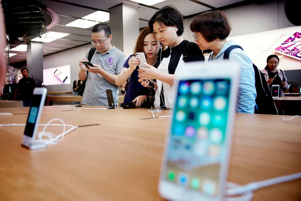 Det meldes om relativt laber interesse for Apples nye Iphone 8-modeller i noen av de viktigste markedene, ikke minst Kina. Her fra en Apple-butikk i Shanghai. Foto: Aly Song/Reuters/NTB scanpix