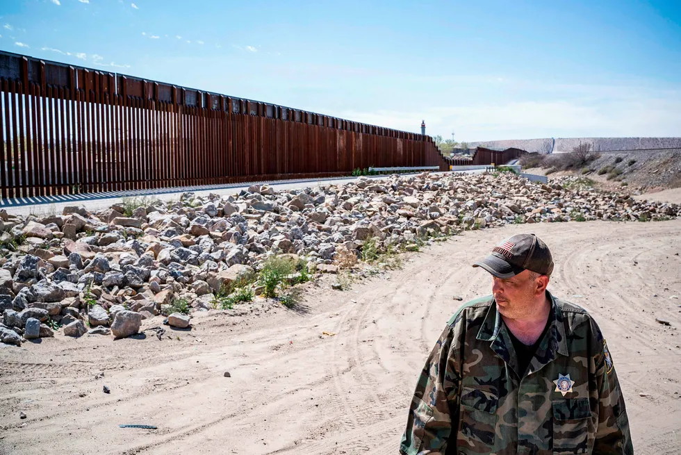 Donald Trump raslet igjen med sablene overfor Mexico. Her ved grensesperringene i Anapra i New Mexico.