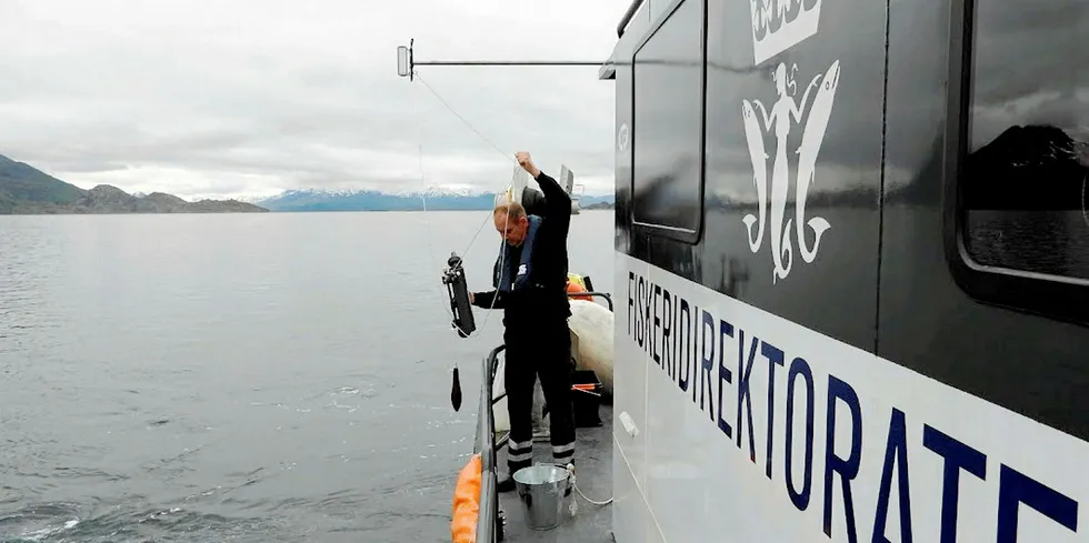 Vannprøver hentes fra Vestfjorden / Ofotfjorden til analyse om bord på Fiskeridirektoratets «Rind».