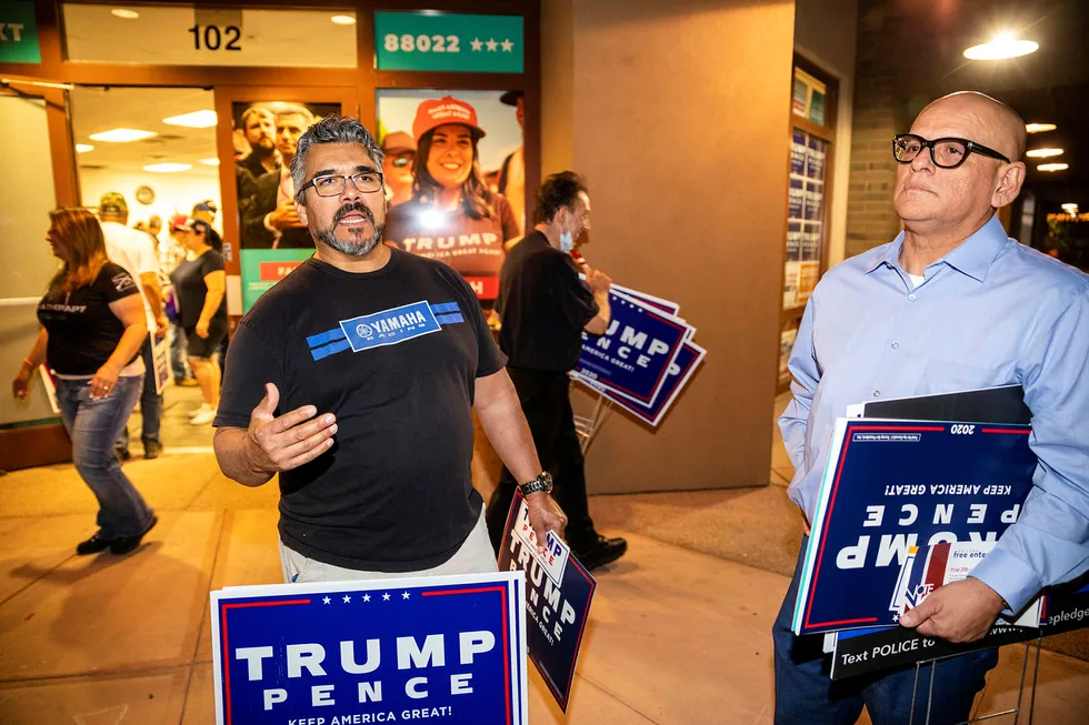 Trump-supporterne Steve Elvarez (til venstre) og Diego Santiago fulgte nattens tv-sendte duell mellom presidenten og utfordrer Joe Biden på et arrangement av «Lations for Trump» i Arizona. De mener Donald Trump gjør rett i å bruke verbale angrep.