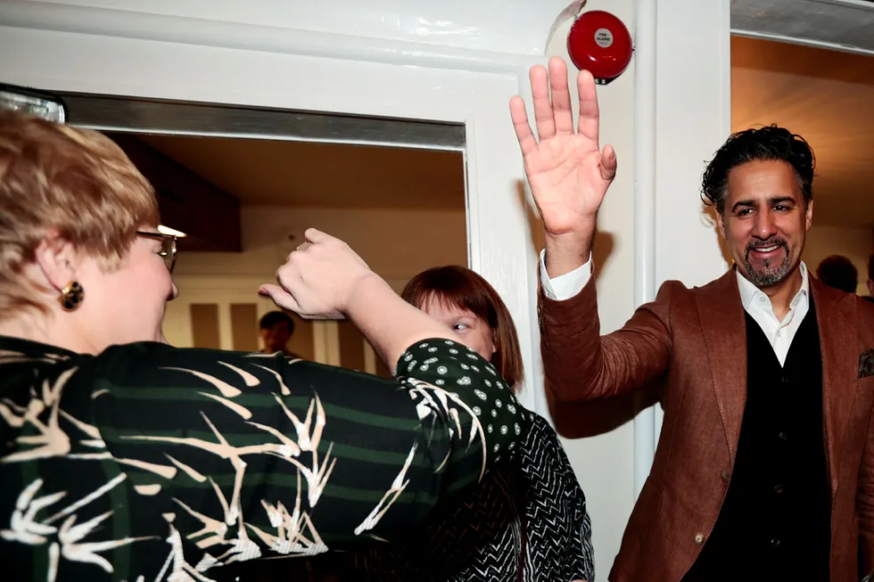 Venstre-leder Trine Skei Grande mottar hyllest fra landsstyremøte på Moss hotell, og tok en high five med Abid Raja. Foto: Åserud, Lise