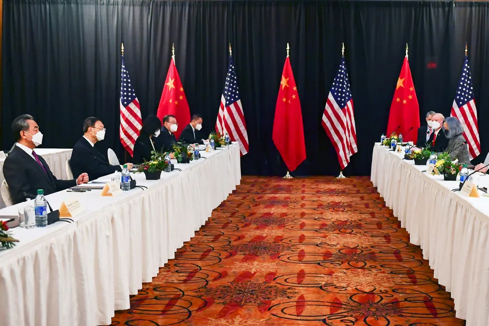 Stemningen ble amper mellom Kinas fremste utenrikspolitiker Yang Jiechi og USAs utenriksminister Antony Blinken under møtet i Alaska i mars.