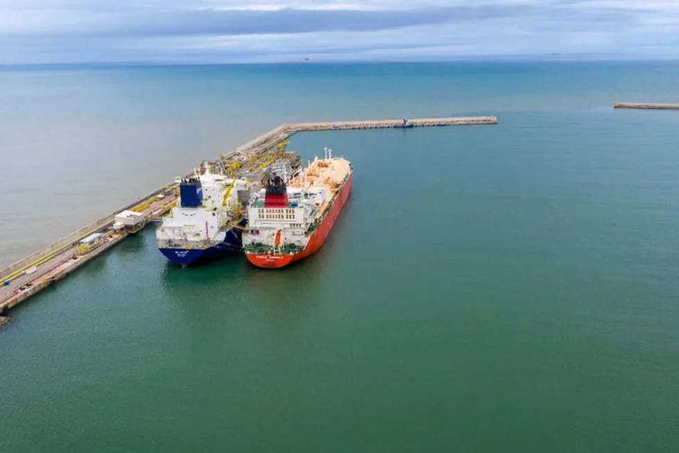 Maiden LNG cargo: the LNG tanker Kmarin Emerald transfers Acu Port's maiden LNG cargo to the BW Magna FSRU
