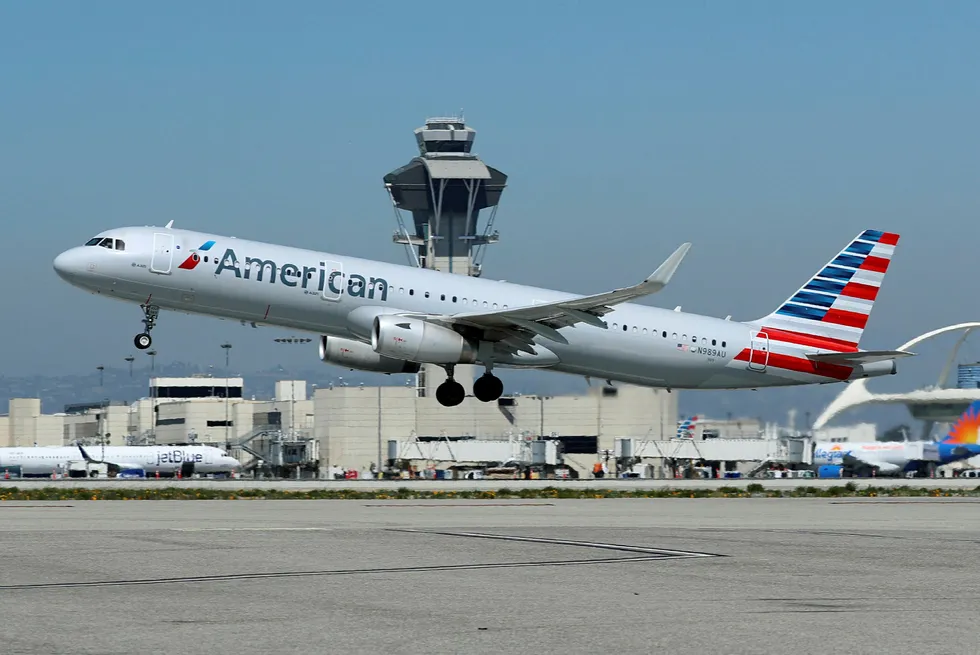 En av American Airlines' Airbus A321-200 tar av fra flyplassen i Los Angeles. Sjefen for konsernet advarer om hva som kan skje om Storbritannia går ut av EU uten avtale.