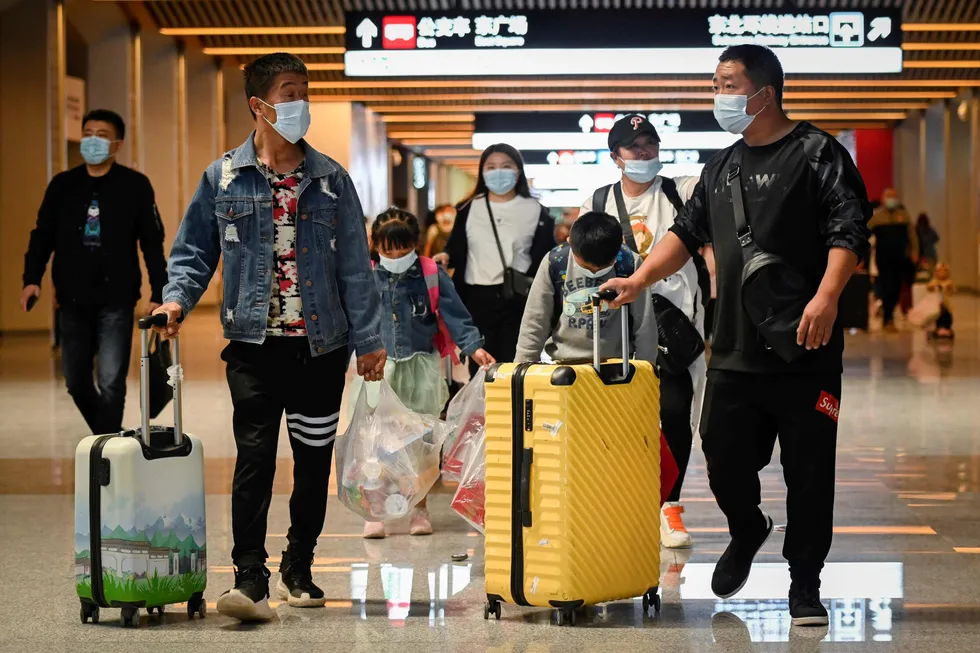 Flere hundre millioner kinesere har hatt fri den siste uken og har benyttet tiden til å reise og bruke penger. Skepsisen til aksjeinvesteringer har økt hos småinvestorer. Her fra hovedjernbanestasjonen i Beijing på onsdag.