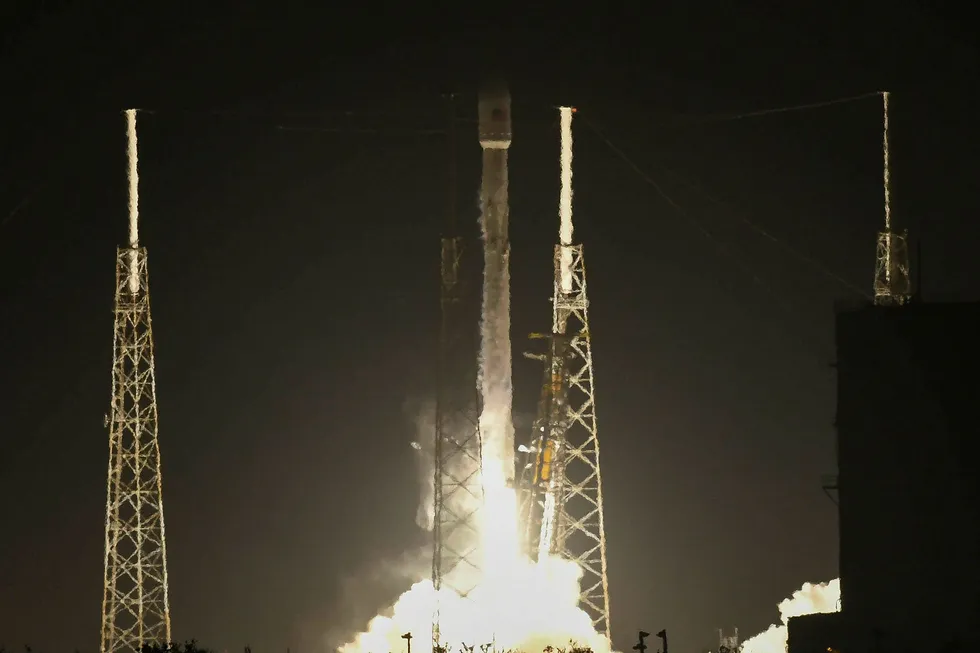 The SpaceX Falcon 9 tok av fra Cape Canaveral Air Force Station søndag. Oppskytingen var en suksess, men raketten kom ikke i bane slik den skulle. Foto: Craig Bailey