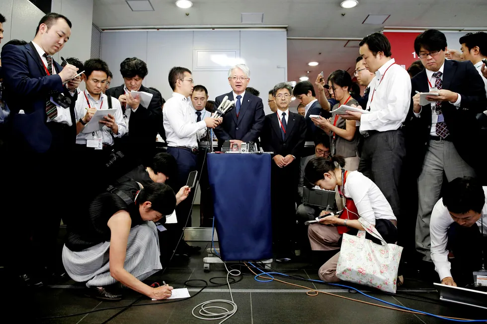 All tillit har forsvunnet fra Kobe Steel, bekreftet konsernsjef Hiroya Kawasaki på en pressekonferanse i Tokyo. Forfalskning av kvalitetsdata til bruk i biler og passasjerfly kan ha pågått siden 1960-tallet. Foto: Toru Hanai/Reuters/NTB Scanpix