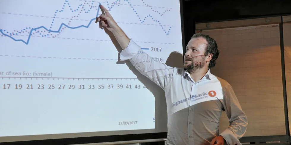 Analytiker Tore A. Tønseth i meglerhuset Sparebank 1 Markets mener at lakseprisene kommer til å gå ned. Når slaktingen av 2017-generasjonen starter, kommer det mer volum til markedet.