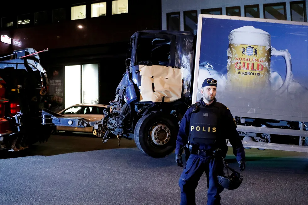 Natt til lørdag ble lastebilen trukket ut fra inngangspartiet til varehuset Åhlens i Stockholm. Noen timer tidligere var vil panikk i gaten der døde og sårede ble liggende hjelpeløse igjen. Foto: Markus Schreiber/AP