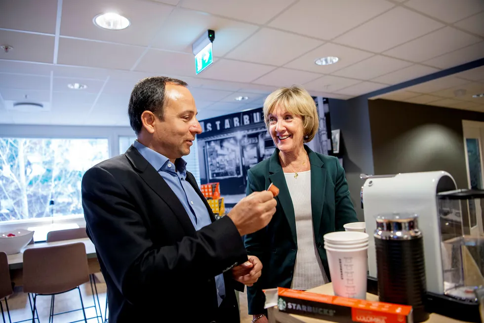 Kaffekapsler har tatt en posisjon i det norske kaffemarkedet, men fortsatt er det gigantene JDE og Joh Johannson kaffe som har taket på de norske kaffevanene. Her er toppsjef for Nestlé Norge Vladimir Wendl sammen med Angelika Rosenberg som er leder for kaffe i Nestlé.