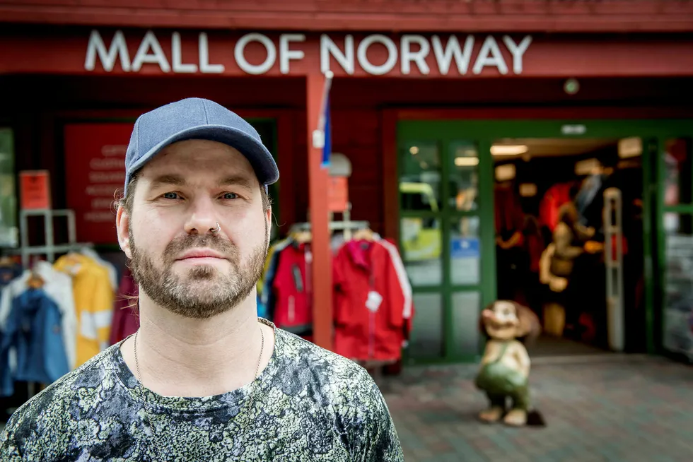 Kyrre Wangen (bildet) ble i juli daglig leder for Flåm-selskapet Saga Souvenir, som eier tre av seks souvenirbutikker i Flåm: Mall of Norway, Flåm Sweater Shop og et fabrikkutsalg med klær. Det er storebroren Siver Wangen som er hovedeier i selskapet.