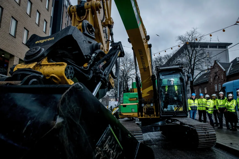 Det offentlige kan stille klimakrav i anbud, slik Oslo har gjort for å få utslippsfrie byggeplasser, skriver Hilde Wisløff Nagel. Bildet: Byråd Lan Marie Nguyen Berg prøvekjører «verdens første elgravemaskin» i Oslo i 2018.
