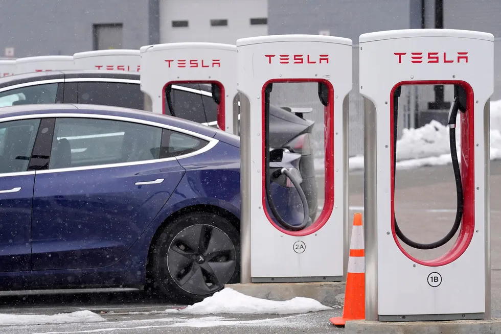 Tesla-eiere slet med å bruke bilene sine grunnet en datafeil.