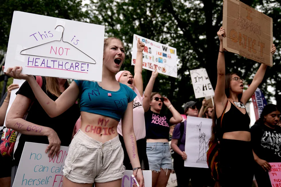 Etter at kvinners nasjonale rett til abort forsvant i 2022, har mange delstater innført et totalforbud, også når kvinnens liv kan være i fare. Saken mobiliserer enormt. Her fra en demonstrasjon i Missouri.