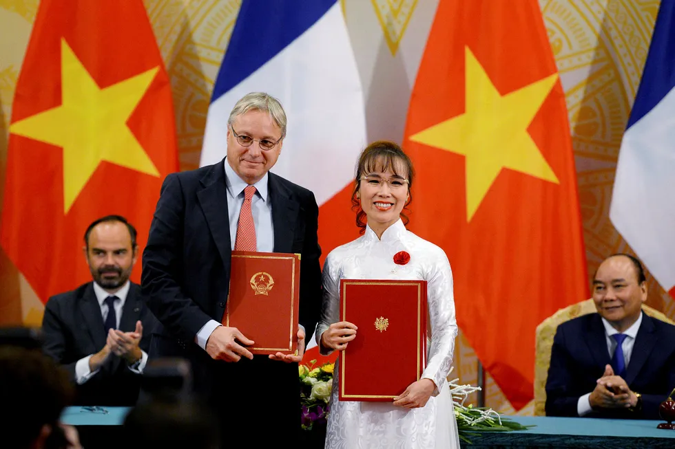VietJets grunnlegger Nguyen Thi Phuong Thao undertegnet denne uken en avtale om å øke ordren av Airbus-fly da Frankrikes statsminister avla Vietnam et besøk. Til venstre Airbus' salgsdirektør Christian Scherer.