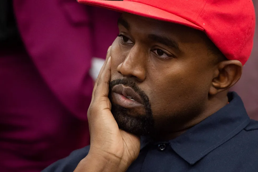 Påstander om upassende oppførsel til rapperen Kanye West, også kjent som Ye, har ført til at Adidas starter granskning umiddelbart.