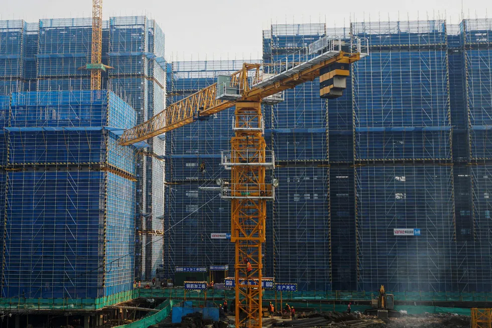 Eiendomskrisen i Kina er ikke løst. Det tynger på vekstutsiktene i Kina, men også resten av de fremvoksende økonomiene i Øst-Asia, ifølge en ny rapport fra Verdensbanken. Her fra et byggeprosjekt i regi av eiendomsgiganten Vanke i storbyen Hangzhou i Zhejiang-provinsen sist helg.