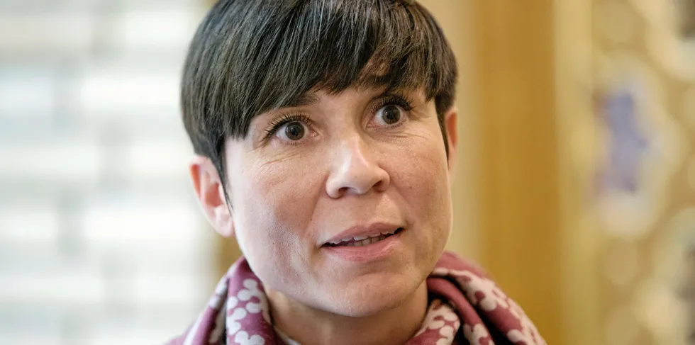 Høyres Ine Søreide Eriksen vil vite om regjeringen fører kontroll med russiske fiskefartøy, og om de vil revurdere unntaket de har fått fra havneforbudet.