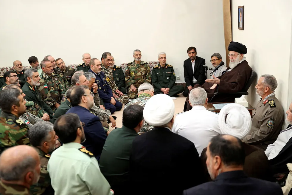 Irans øverste leder Ayatollah Ali Khamenei møtte militære ledere i Teheran søndag.
