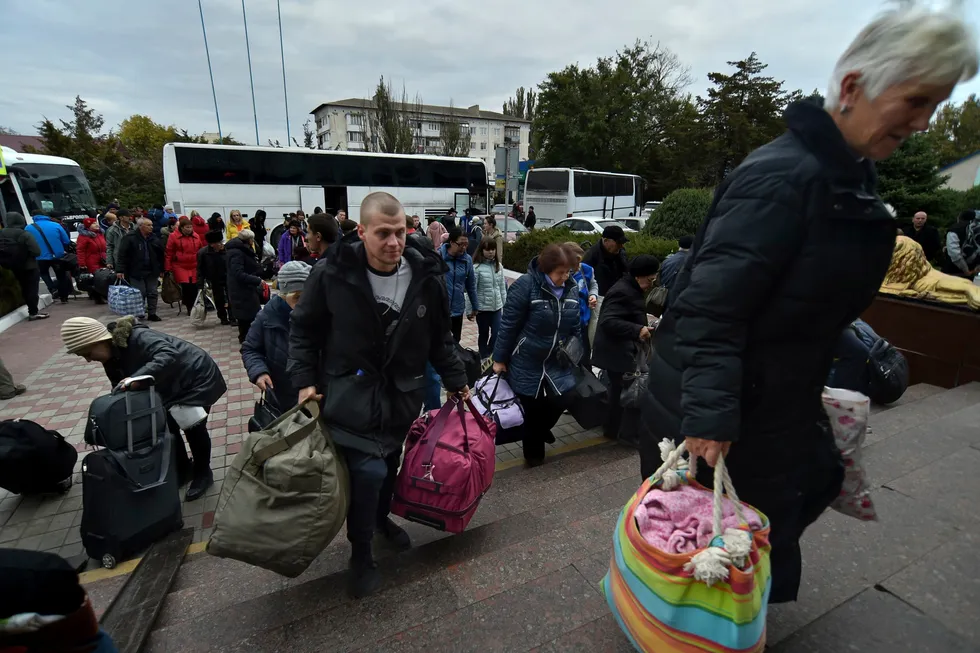 Russiske myndigheter oppfordret befolkningen i Kherson å evakuere på grunn av ukrainske angrep. Her ankommer russere jernbanestasjonen på Krim.